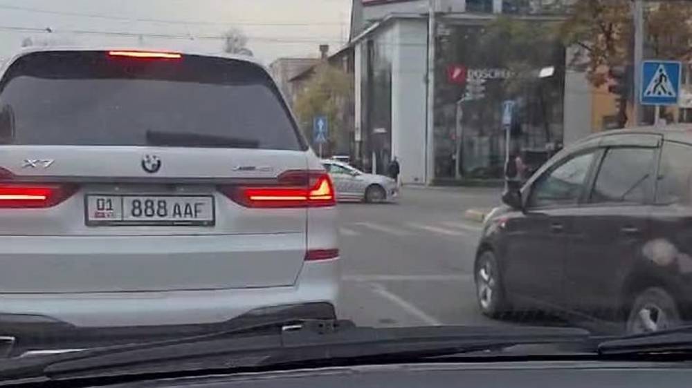 Горожанин предугадал, что водитель BMW X7 нарушит ПДД. Видео