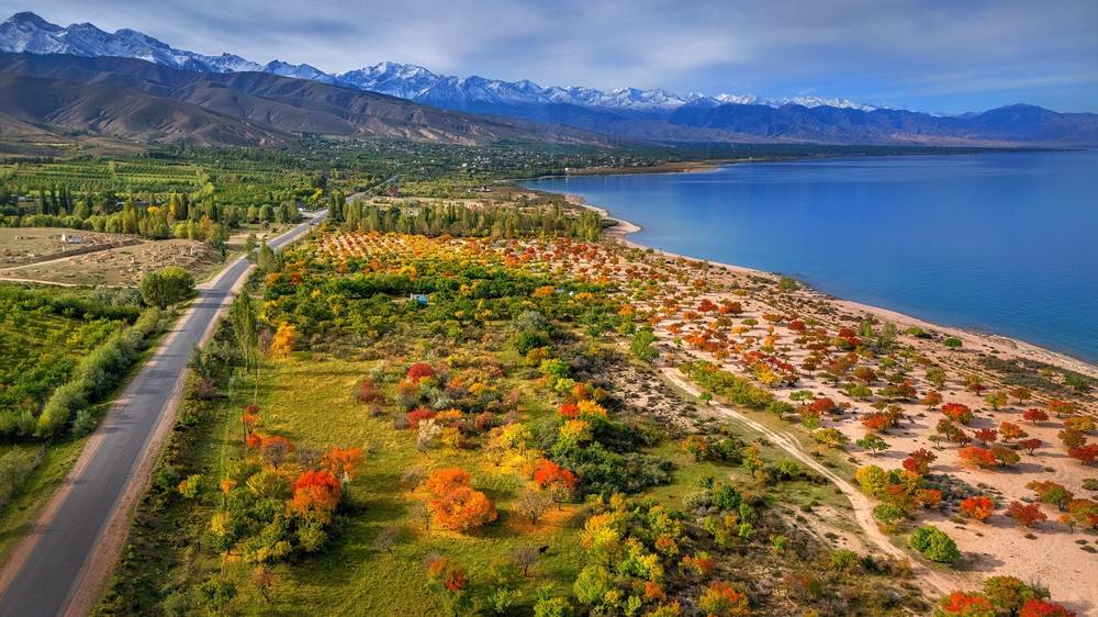 Осенний Иссык-Куль с высоты птичьего полета. Видео