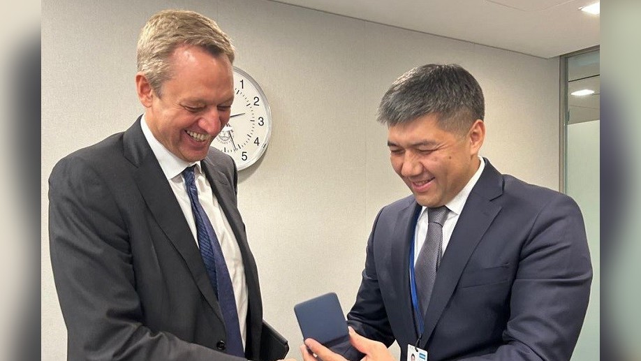 Тобиас Адриан, Мелис Тургунбаев