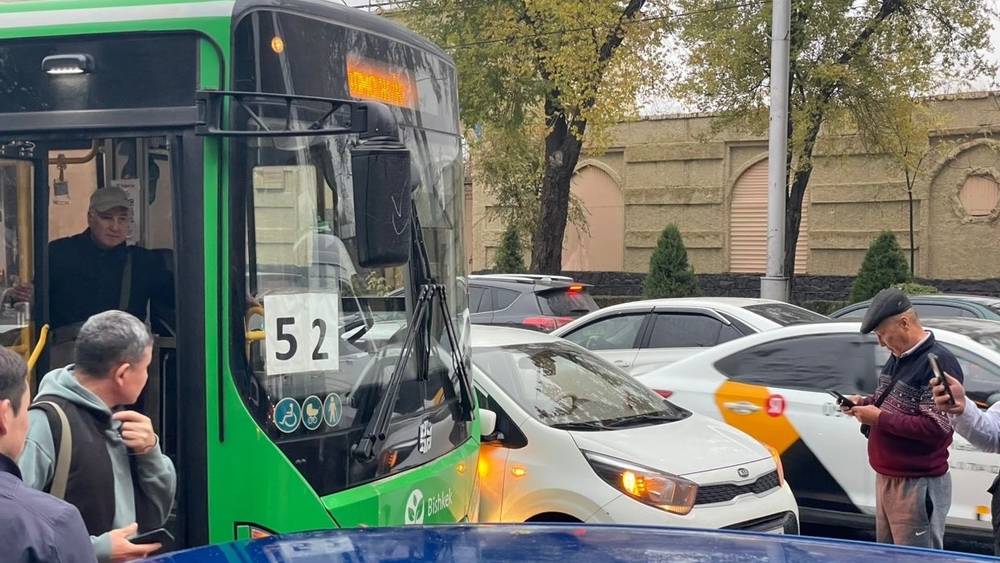В Бишкеке автобус № 52 попал в ДТП