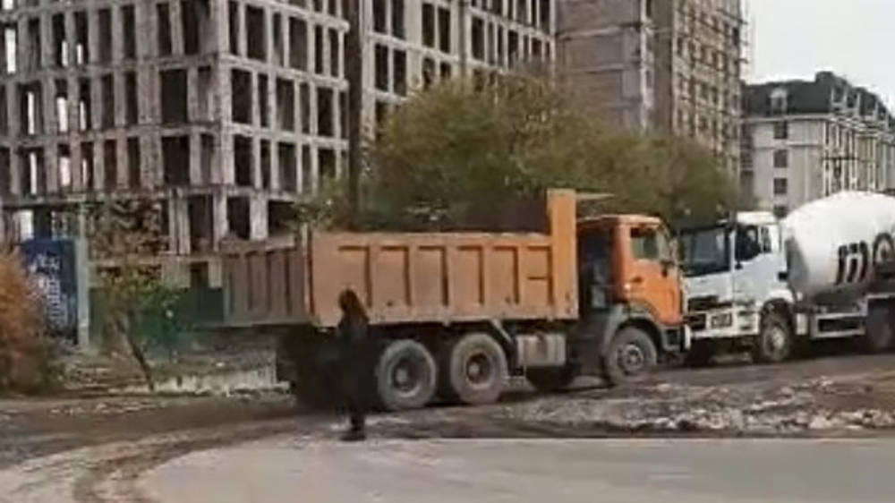 По улице Байтик Баатыра грузовики загрязняют асфальт, - горожанин