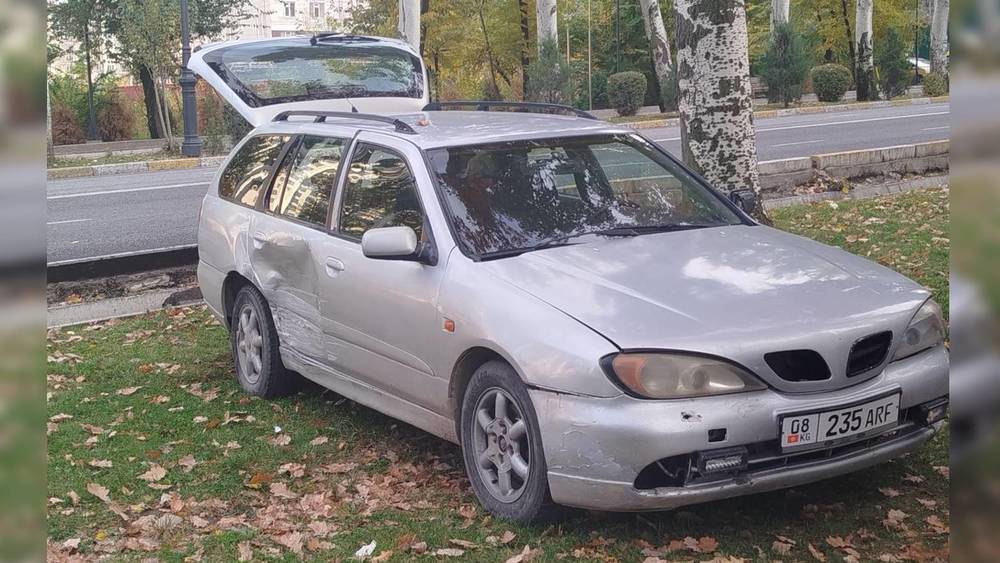 По проспекту Ч.Айтматова произошло ДТП: Nissan перелетел бордюр и оказался на газоне