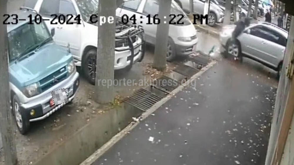 Момент автонаезда на самокатчика в Бишкеке попал на видео