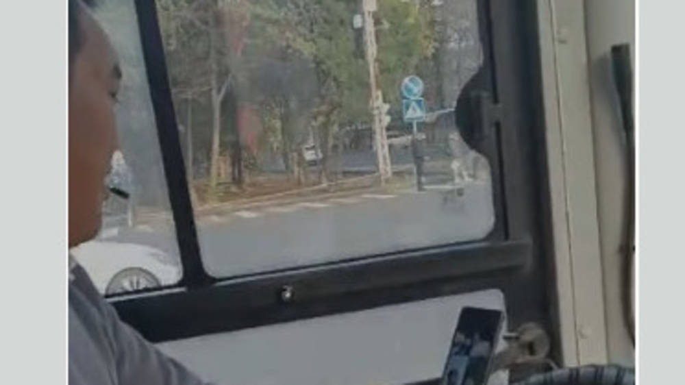 Может ли водитель автобуса разговаривать по видеозвонку, используя гарнитуру? - горожанин