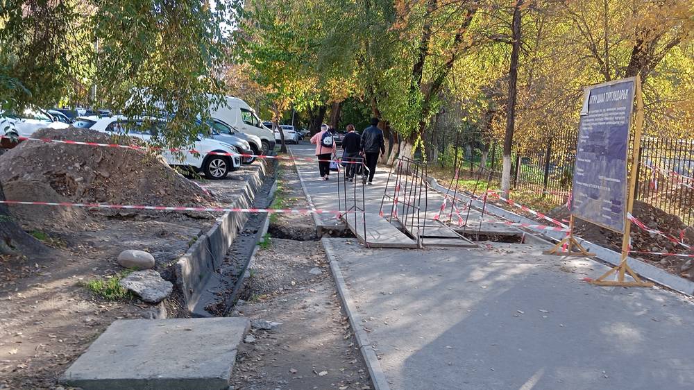 На Уметалиева идет ремонт тротуара, и один из мостиков непригоден для прохода пешеходов, - горожанка
