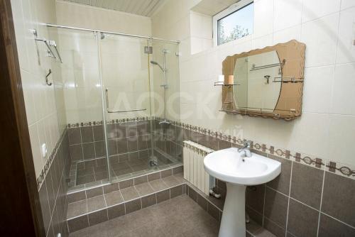 Сдаю дом 8-ком. 500кв. м., этаж-3, 11-сот., стена кирпич, центр.