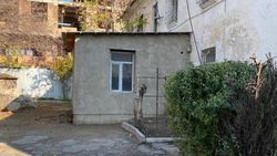 Пристройка во дворе дома на Тыныстанова возведена на территории частной собственности, - мэрия