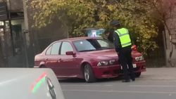 Мужчина на BMW ехал по велодорожке на Токтогула против шерсти, его задержали. Видео