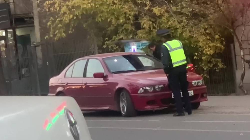 Мужчина на BMW ехал по велодорожке на Токтогула против шерсти, его задержали. Видео