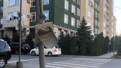 На улице Бакаева ломан пешеходный светофор. Фото
