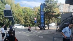 Законно ли ТЦ Beta Stores 2 захватила часть дороги для парковки? Ответ мэрии