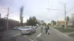 В Тунгуче «Мерседес» едва не сбил троих человек на «зебре». Видео