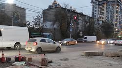 Водители массово игнорируют светофор на Суюмбаева. Видео