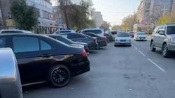На Моссовете машины припаркованы в три ряда. Видео