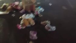 Дорога по ул.Нуркамал после ярмарки завалена мусором. Видео