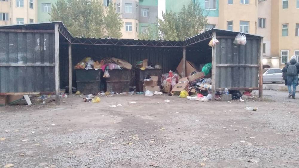 Заполненные мусорные баки в доме жилмассива Энесай. Фото