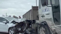 На Льва Толстого легковушка врезалась в грузовик «Вольво». Видео