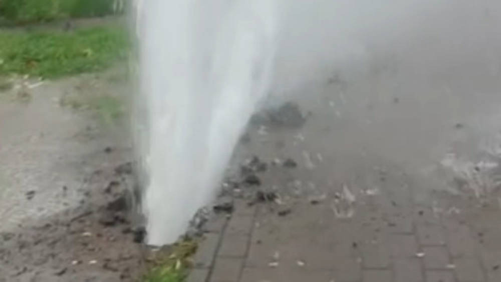 На улице Токтогула прорвало водопровод