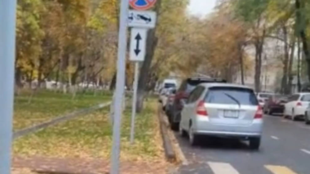 Возле Минфина машины паркуются в неположенном месте, - очевидец