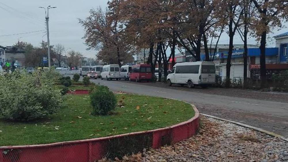 Горожанин интересуется, почему мэрия не убирает маршрутки у шлагбаума