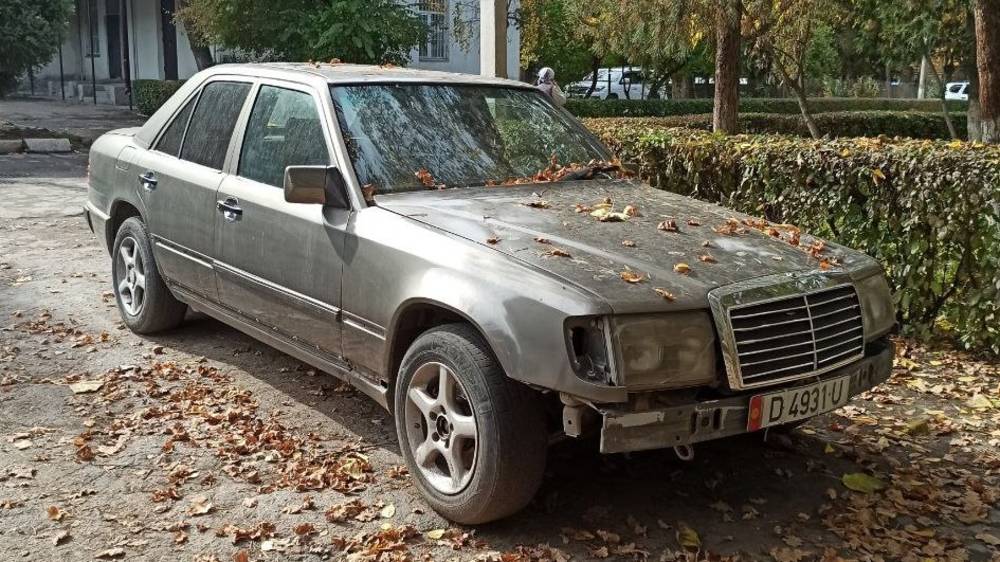 На территории психбольницы две недели стоит «Мерседес». Фото горожанина