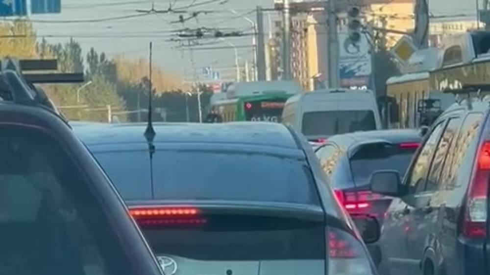 Пробка на Южной магистрали из-за неработающего светофора. Видео