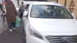 «Соната» припаркована на тротуаре. Видео