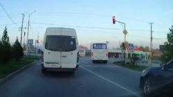 Автобус проехал на красный. Видео