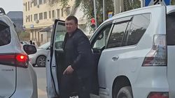 Мужчина припарковал свой Lexus GX460 под светофором и ушел. Видео