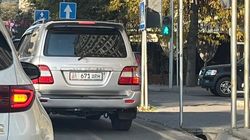 Водители массово объезжают пробку на Токтогула по велодорожке. Фото