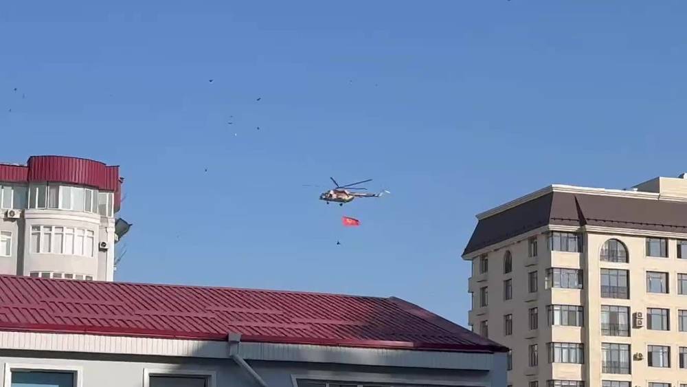 Над городом летают вертолеты. Видео