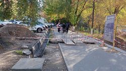 На Уметалиева идет ремонт тротуара: Один из мостиков непригоден для прохода пешеходов. Ответ мэрии
