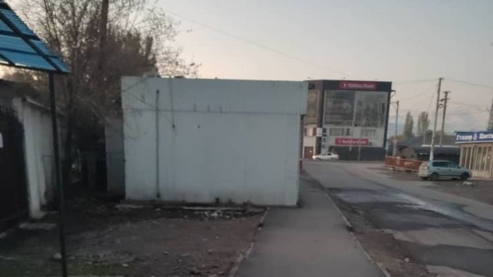 В Сокулуке павильон закрыл половину тротуара. Фото