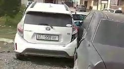 «Мерседес» врезался в три припаркованные машины. Видео с места аварии