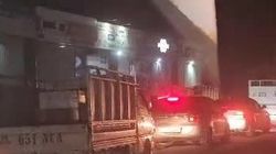 На объездной дороге машины массово ездят по встречной полосе. Видео