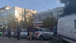 Остановка возле ЦУМа снова заставлена машинами. Фото