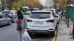 Остановка в 7 мкр заставлена машинами. Видео горожанина