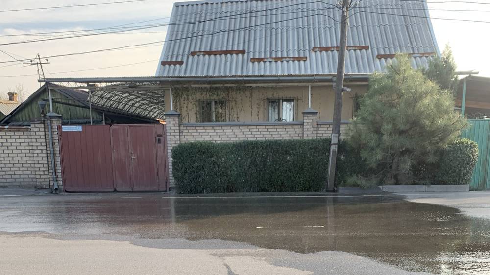 На ул.Джамгерчинова в двух местах утечка воды. Фото горожанина