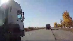 На объездной грузовик опасно выезжал на обгон, создав аварийную ситуацию. Видео