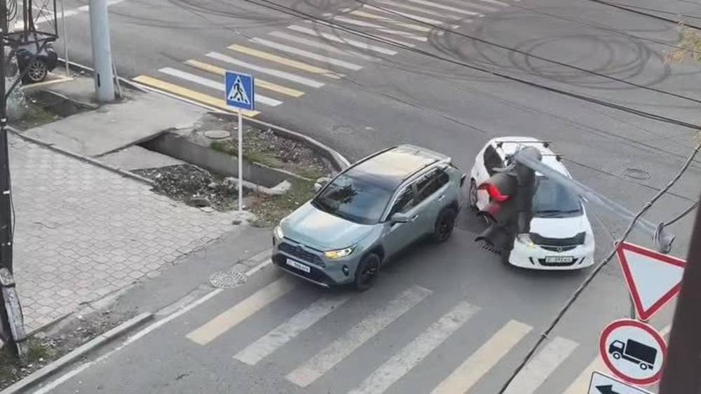 Мужчина припарковал «Тойоту» на перекрестке и ушел. Видео