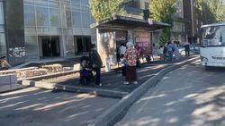В Джале разрушили асфальт у остановки: ОсОО «Аалам строй» оштрафовали на 46000 сомов, - мэрия