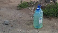 На Достоевского продолжают стихийно продавать бензин. Фото горожанина