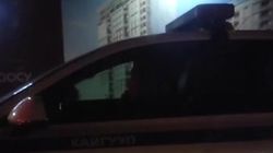 Сотрудник УПСМ за рулем разговаривает по телефону. Видео