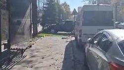 Остановка на Гоголя заставлена припаркованными авто. Видео горожанина