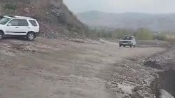 Водитель жалуется на состояние дороги, ведущей в Арсланбоб. Видео
