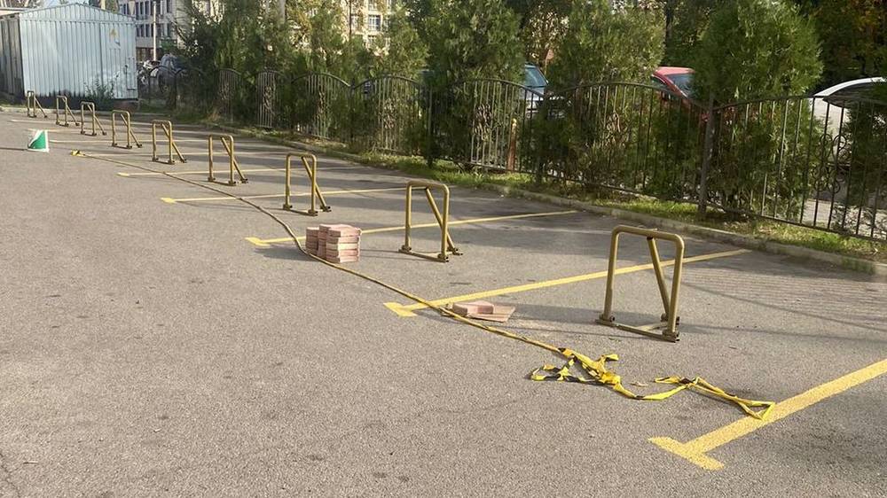 Законно ли возле дома на ул.Худайбергенова установили ограничители парковок? - горожанин