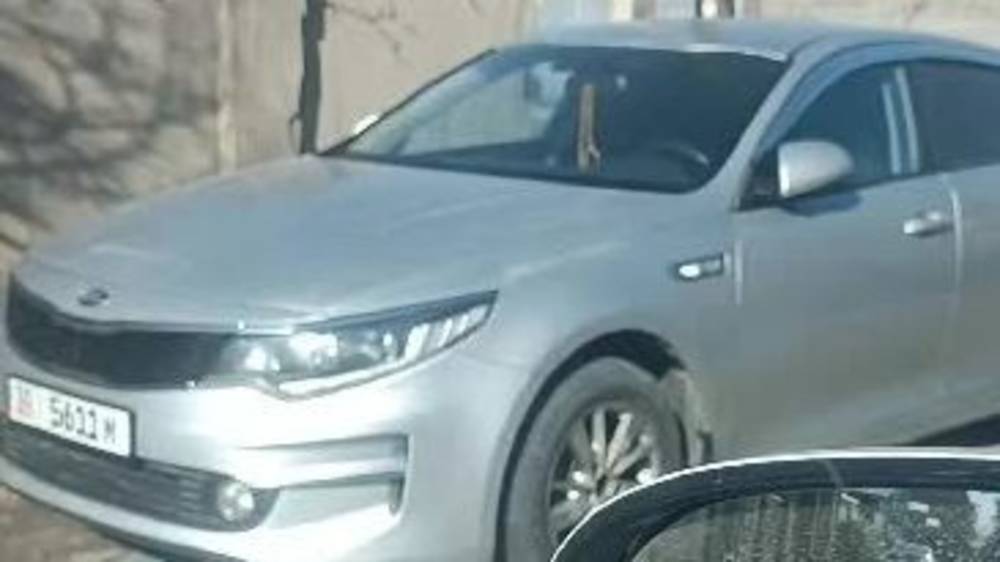 «Киа К5» припарковали на перекрестке, мешая другим водителям. Видео