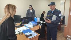 В Аламедине-1 после субботника сжигают листву. С руководством школ №1 и №38 провели беседу. Фото мэрии