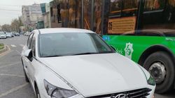 «Сонату» припарковали на остановке, мешая автобусам. Фото горожанина