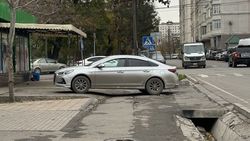 «Соната» припаркована на тротуаре. Фото